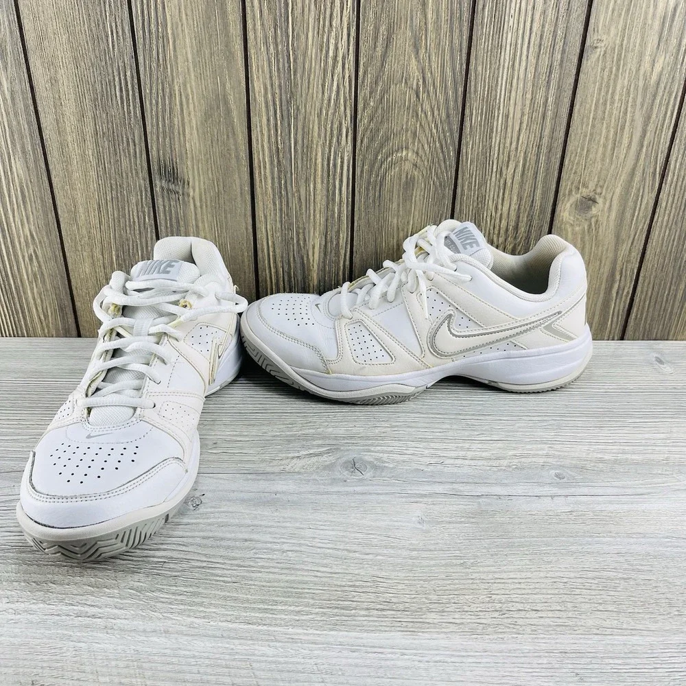 Nike Women City Court Low Top White Sneakers Size 9.5 White Silver Athletic